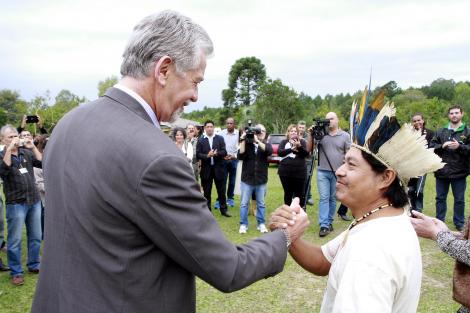 Fortunati entregou ao cacique documento com o registro da área de 15 hectares