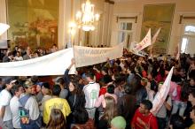 Jovens comemoram a sanção da Lei pelo prefeito Fogaça no Salão Nobre
