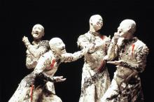 Grupo japonês de Sankai Juku traz de volta a arte Butô aos palcos  do Em Cena