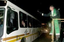 Padre Harry Jung aben�oa ve�culos na sa�da da Companhia