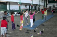 Crianças têm atividades orientadas de música e disciplinas circenses