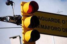 Câmera instalada no semáforo ajuda a adequar o tempo ideal no cruzamento