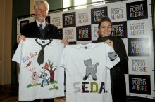 José Fortunati e Regina Becker com as camisetas customizadas