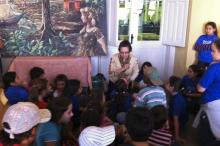 Historiadora Teresinha Carvalho da Silva encantou crianças da Escola Hiroshima