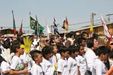 Estudantes de oito escolas pintaram placa alusiva à data 