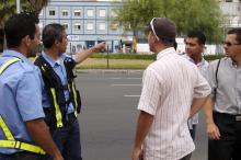 Travessia segura: agentes da EPTC orientam pedestres