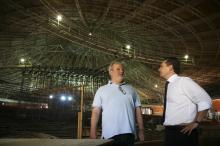 Secretário Sergius Gonzaga (e) e Mauro Zacher em visita às obras do auditório