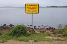 Perigo. �guas polu�das e profundas. Local impr�prio para banho