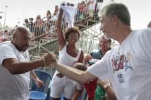 Fortunati cumprimenta o presidente da E. M. da Restinga, Robson Machado