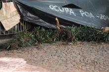 Acampamento do OcupaPOA provoca danos na Praça da Matriz