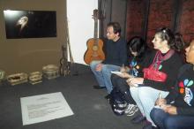 Estudantes de Serviço Social conferiram exposição Presença Mbyá-Guarani no Sul e no Sudeste 