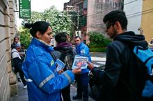 Agentes da EPTC entregam material educativo em frente às escolas 