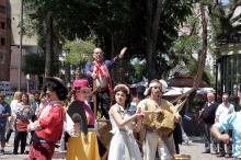 Cooperativa de Artistas Oigalê, teatro de rua com a peça “O Baile dos Anastácio” 