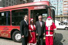 Ônibus é conduzido pelo motorista Helmut Júnior e a cobradora Patrícia de Souza