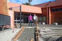 Visita do secretário Raul Cohen às obras de acessibilidade do Teatro Renascença