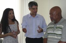 Secretário Marcantônio (C) recebe Elisete Moretto e Vitor Hugo Rodrigues