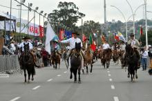 Com duração de 4 horas, desfile teve a participação de 5 mil pessoas