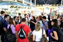 No Mercado Público, estudantes realizaram oferendas ao Orixá Bará