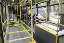 Interior dos ônibus tem espaço reservado para bagagens dos usuários