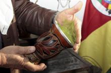 Turistas aprendem ritual do chimarrão no Acampamento Farroupilha