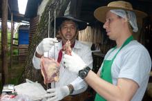 Lições começam na escolha da carne e vão até os detalhes do preparo