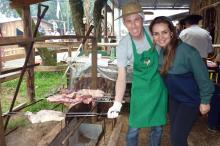 Rodrigo e Ana Carolina aproveitaram para conhecer segredos do churrasco gaúcho