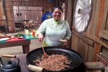 Culinária gaúcha no Turismo de Galpão, como fazer a paçoca de pinhão
