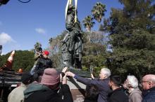 Escultura com sete toneladas foi removida com um caminhão guindaste