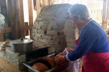 Passo a passo da receita foi mostrado em forno campeiro