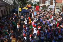 Foliões movimentaram as vias do bairro Cidade Baixa animados pelo Bloco Galo do Porto