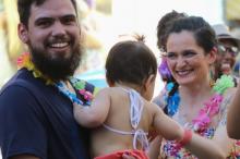 Bloco Maria do Bairro levou famílias inteiras para as ruas para curtir a abertura do Carnaval