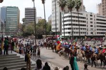 Centelha chegou ao Paço Municipal trazida por cavaleiros tradicionalistas Centelha chegou ao Paço Municipal trazida por cavaleiros tradicionalistas