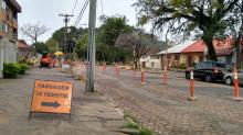 Sinalização feita na rua Camoati, no bairro Santa Maria Goretti